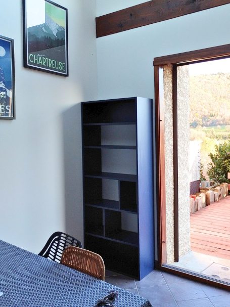 Une petite bibliothèque en chartreuse